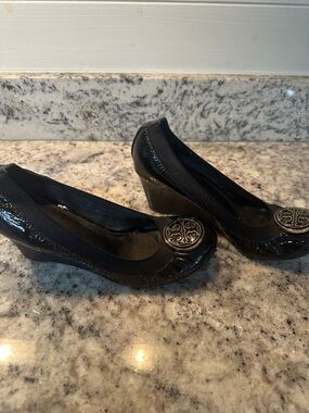 Tory Burch Caroline Wedge – Naplak/Elastic - Size 6 Black/Black
